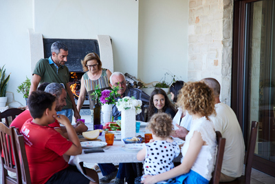 consumatori che mangiano a tavola